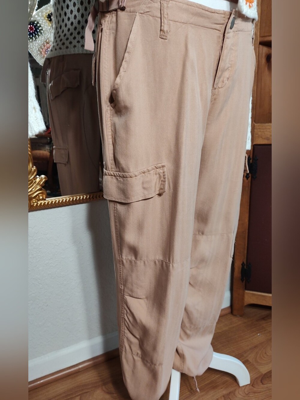 DA-NANG Women's Cargo Cropped Pants in Warm Beige NWOT - Picture 3 of 15